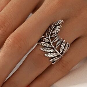💥SALE💥 Stunning Silver Twisted Leaf Ring